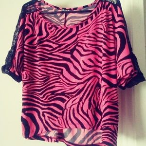 Cropped blouse with lace sleeves